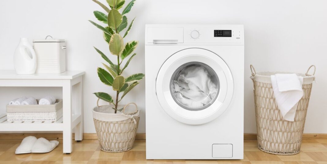 نشانه‌های داغ شدن آب ماشین لباسشویی چیست ؟